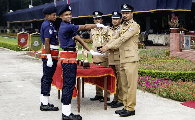 রাজশাহীতে বাংলাদেশ পুলিশ একাডেমিতে ১৬৮তম ট্রেইনি রিক্রুট কনস্টেবল (টিআরসি) ব্যাচের প্রশিক্ষণ সমাপনী কুচকাওয়াজ। ছবি: আজকের পত্রিকা