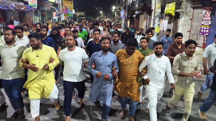 রাজশাহী নগরের সাহেববাজার জিরো পয়েন্ট থেকে একটি বিক্ষোভ মিছিল বের করা হয়। ছবি: আজকের পত্রিকা
