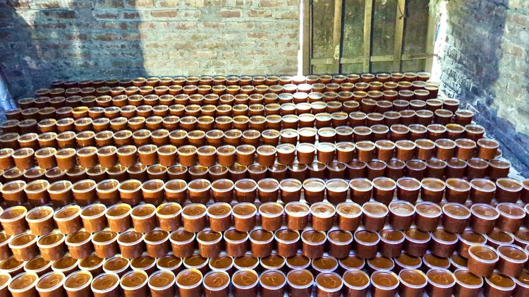 ভেজাল গুড়ের কারখানায় অভিযান চালায় র‍্যাব ও জাতীয় ভোক্তা অধিকার সংরক্ষণ অধিদপ্তর। ছবি: আজকের পত্রিকা