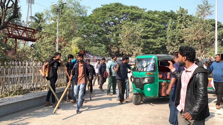 অটোরিকশা চলাচলে বাধা দেওয়া হচ্ছে। ছবি: আজকের পত্রিকা