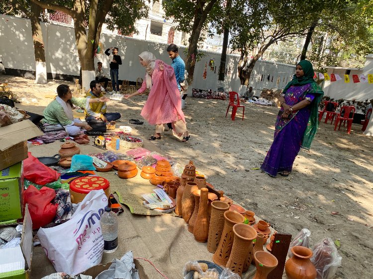 রাজশাহী বরেন্দ্র গবেষণা জাদুঘর প্রাঙ্গণে নতুন-পুরোনো ঐতিহ্যের মিলনমেলা। ছবি: আজকের পত্রিকা
