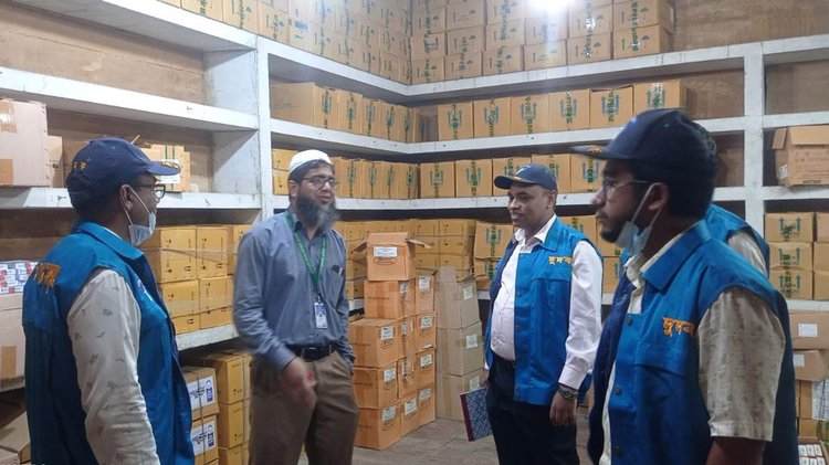 রাজশাহী মেডিকেল কলেজ হাসপাতালে অভিযান চালায় দুদক রাজশাহীর সমন্বিত জেলা কার্যালয়ের একটি দল। ছবি: আজকের পত্রিকা