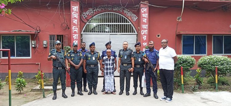 ভারতীয় নাগরিক রামদেবকে তাঁর পরিবারের কাছে হস্তান্তর করা হয়। ছবি: আজকের পত্রিকা