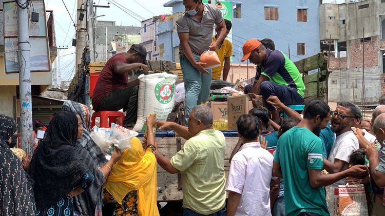 রাজশাহীতে ট্রাকে করে টিসিবি পণ্য বিক্রি করা হচ্ছে। ছবি: আজকের পত্রিকা