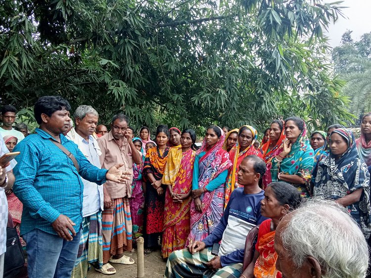 রাজশাহীর গোদাগাড়ীতে উচ্ছেদের শিকার ভুক্তভোগীরা। ছবি: আজকের পত্রিকা