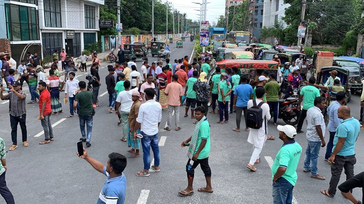 রাজশাহী বিজিবি দপ্তরের সামনে গরু ব্যবসায়ীদের বিক্ষোভ-অবরোধ। ছবি: আজকের পত্রিকা