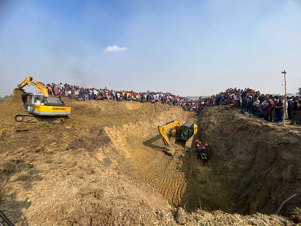 ৪২ ফুট খুঁড়েও পাওয়া যায়নি শিশু সাজিদকে, উদ্ধার অভিযান চলবে