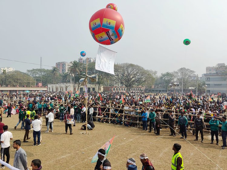 রাজশাহীর ঐতিহাসিক মাদ্রাসা ময়দানে সকাল থেকেই চলে এসেছেন নেতাকর্মী-মানুষজন। ছবি: আজকের পত্রিকা