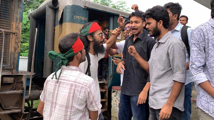 আন্দোলনকারীরা অন্যদের তোপের মুখে পড়েন। শেষ পর্যন্ত টিকতে না পেরে রেললাইন ছেড়ে দেন। ছবি: আজকের পত্রিকা