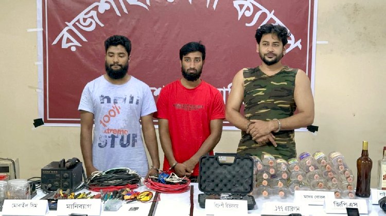 রাজশাহীতে দুই সহযোগীসহ গ্রেপ্তার হয়েছেন মোস্তাসেরুল আলম অনিন্দ্য (সবার ডানে)। ছবি: আজকের পত্রিকা