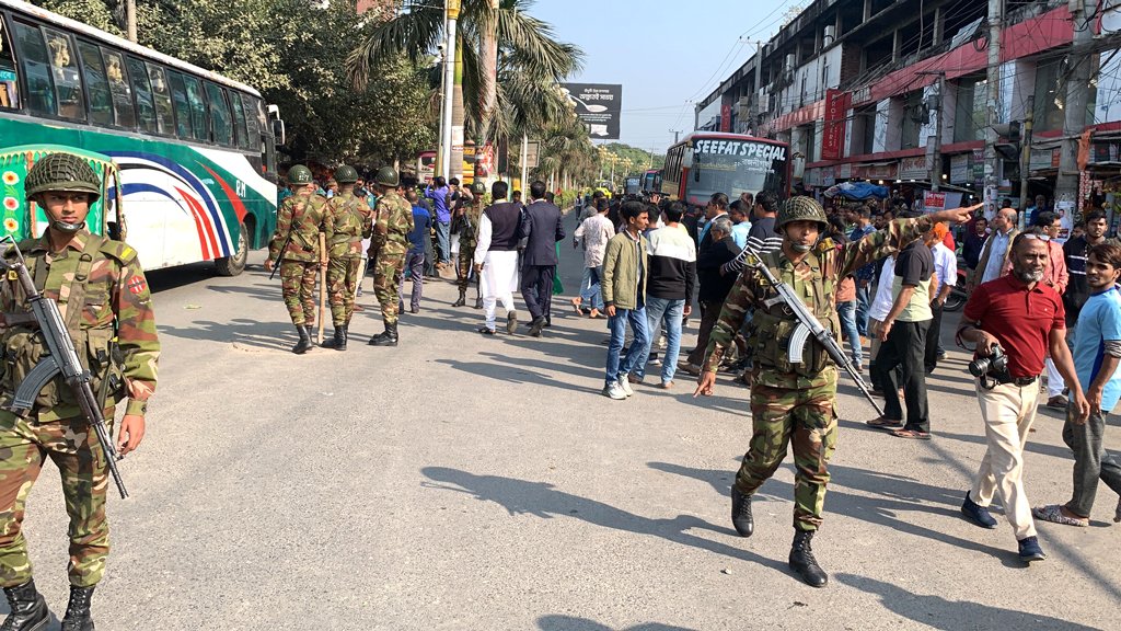 রাজশাহী থেকে ছাড়ছে না কোনো বাস, ভোগান্তিতে যাত্রীরা