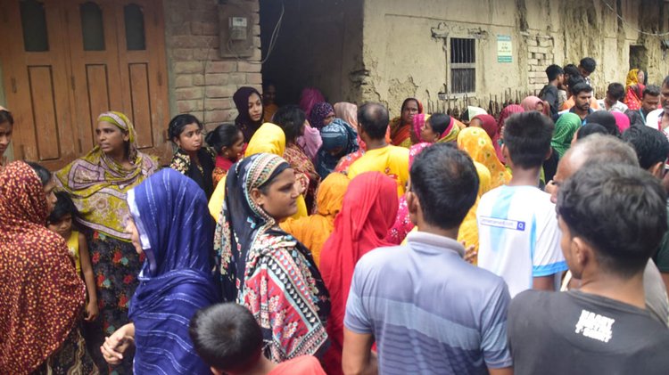 বামনশিকড় এলাকায় একটি বাড়ি একই পরিবারের চার জনের লাশ পাওয়ার খবরে সেখানে এলাকাবাসী ভিড় করে। ছবি: আজকের পত্রিকা