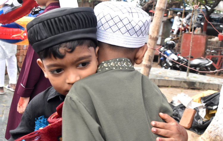 রাজশাহী নগরীতে পবিত্র ঈদুল ফিতরের নামাজ শেষে কোলাকুলি করছে দুই শিশু। ছবি: আজকের পত্রিকা