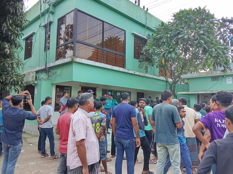 মেডিকেল শিক্ষার্থী তাঁর দুই বোনকে আটকে নির্যাতন খবর পেয়ে আজ মঙ্গলবার দুপুরে রাজশাহী জেলা পরিষদের সাবেক চেয়ারম্যান মোহাম্মদ আলী সরকারের হিমাগারের অফিস কক্ষ ভাঙচুর করেন স্থানীয়রা। ছবি: আজকের পত্রিকা