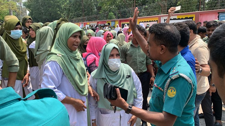 রাজশাহীতে ডিপ্লোমা ও বিএসসি নার্সিংয়ের শিক্ষার্থীরা বিএর সমমান দাবির পক্ষে-বিপক্ষে অবস্থান নিয়ে সংঘর্ষে জড়ান। ছবি: আজকের পত্রিকা