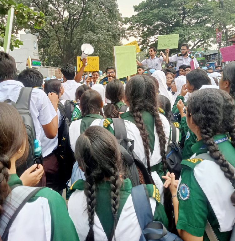 বুধবার (২৯ অক্টোবর) বেলা সাড়ে ১১টা থেকে দুপুর দেড়টা পর্যন্ত বিক্ষোভ করা হয়। ছবি: আজকের পত্রিকা