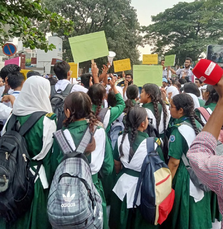 বুধবার (২৯ অক্টোবর) বেলা সাড়ে ১১টা থেকে দুপুর দেড়টা পর্যন্ত বিক্ষোভ করা হয়। ছবি: আজকের পত্রিকা