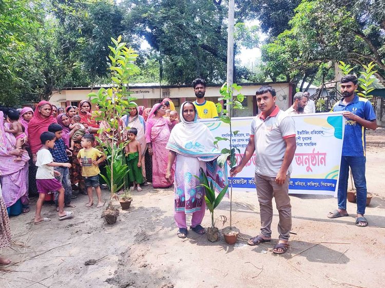 বাল্যবিবাহ, মাদক, জুয়ার বিরুদ্ধে প্রচারণার পাশাপাশি গাছ উপহার দেন স্থানীয়দের। ছবি: আজকের পত্রিকা