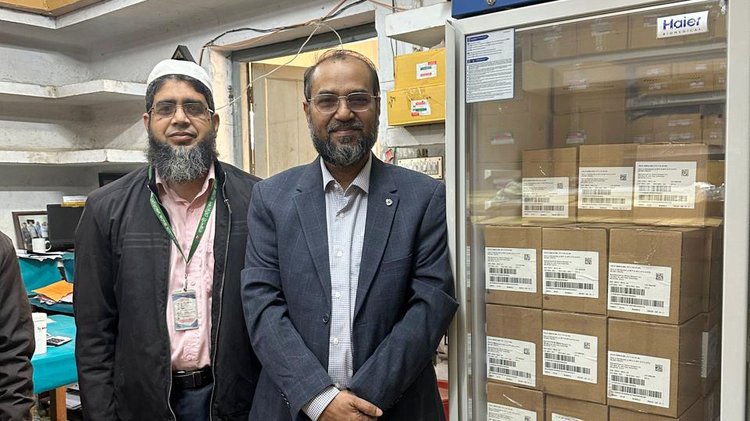 ইনজেকশনটির নাম অ্যাডালিমুমাব। আজ সকালে ওষুধ এসে পৌঁছেছে রামেক হাসপাতালে। ছবি: আজকের পত্রিকা