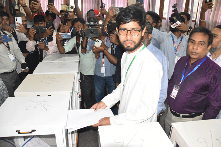জুবেরী ভবনের সামনে সাংবাদিকদের সঙ্গে কথা বলেন ছাত্রশিবির-সমর্থিত প্যানেলের ভিপি প্রার্থী মোস্তাকুর রহমান জাহিদ। ছবি: আজকের পত্রিকা