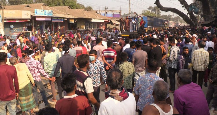 তুষভান্ডার রেলওয়ে স্টেশনে বুড়িমারী এক্সপ্রেস ট্রেনের স্টপেজের দাবিতে আজ ট্রেন আটকে অবরোধ করেন স্থানীয়রা। ছবি: আজকের পত্রিকা