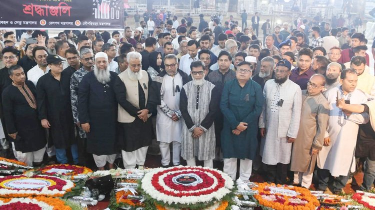 আন্তর্জাতিক মাতৃভাষা দিবস ও মহান শহীদ দিবসে শহীদ মিনারে শ্রদ্ধা নিবেদন করেন সড়ক পরিবহন, রেল এবং নৌপরিবহন প্রতিমন্ত্রী হাবিবুর রশিদ। ছবি: আজকের পত্রিকা