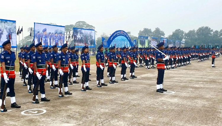 সারদায় এএসপিদের প্রশিক্ষণ সমাপনী কুচকাওয়াজ। ছবি: আজকের পত্রিকা