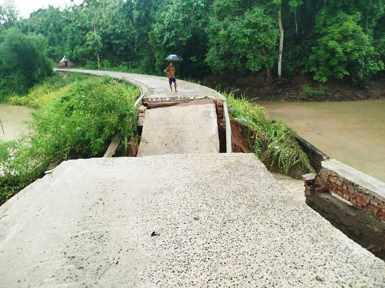 জুরাছড়ি উপজেলার যক্ষা বাজার এলাকায় সড়ক ধসে পড়ায় উপজেলা সদরের সঙ্গে যোগাযোগ বিচ্ছিন্ন রয়েছে। ছবি: আজকের পত্রিকা