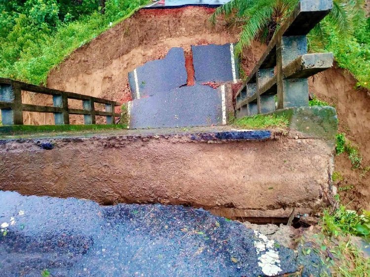 রাঙামাটি-বান্দরবান সড়কের ব্রিজঘাট সেতু আজ সকালে ধসে পড়েছে। ছবি: আজকের পত্রিকা