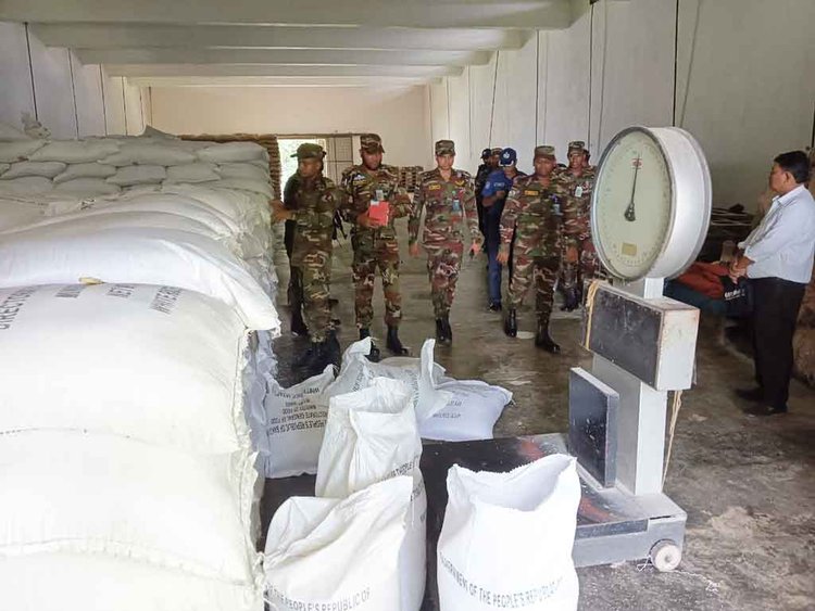 সেনাবাহিনী ও পুলিশের সমন্বয়ে রোববার সকালে নানিয়ারচরে খাদ্যগুদামে অভিযান চালানো হয়। ছবি: আজকের পত্রিকা