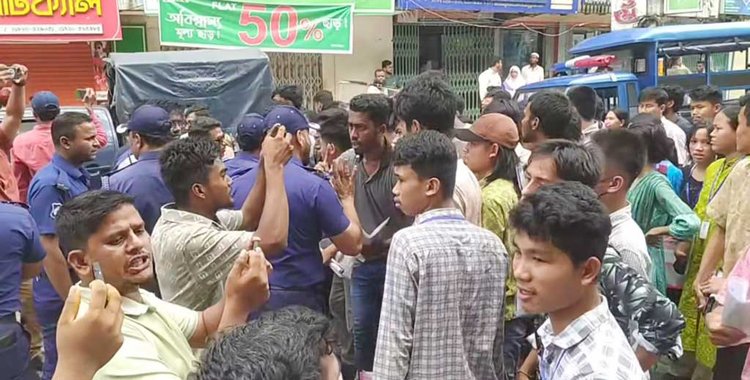 রাঙামাটিতে সমাবেশের কারণে দুর্ভোগে পড়েন পথচারীরা। ছবি: আজকের পত্রিকা