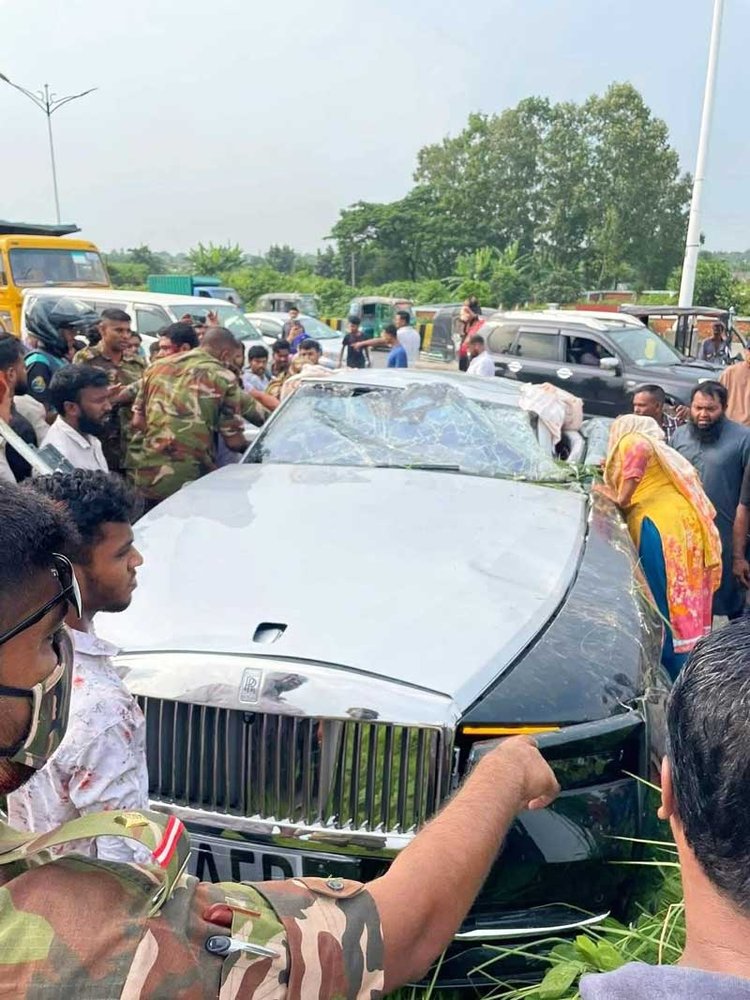 রূপগঞ্জের পূর্বাচল ৩০০ ফুট সড়কে প্রাইভেট কার নিয়ন্ত্রণ হারিয়ে দুমড়েমুচড়ে যায়। ছবি: আজকের পত্রিকা