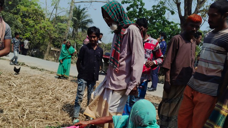 চুয়াডাঙ্গা সদরের তিতুদহ ইউনিয়ন পরিষদ কার্যালয়ের সামনে পড়ে থাকা রফিকুল ইসলাম রফিকের লাশ। ছবি: আজকের পত্রিকা