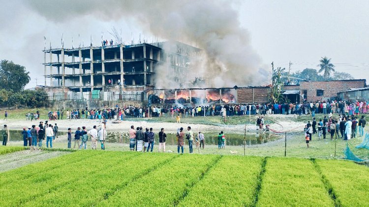 রংপুর নগরের বুড়িহাট বাজারে আগুনে পুড়ছে তুলার কারখানা। ছবি: আজকের পত্রিকা