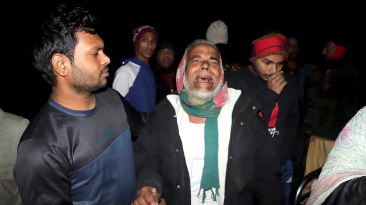 ছেলের মৃত্যুতে বাবার আহাজারি। ছবি: আজকের পত্রিকা