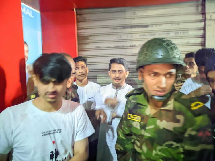 রাত দেড়টার দিকে রংপুর নগরীর পায়রা চত্বরে পৌঁছান জাতীয় নাগরিক পার্টির (এনসিপি) মুখ্য সংগঠক (উত্তরাঞ্চল) সারজিস আলম। ছবি: আজকের পত্রিকা