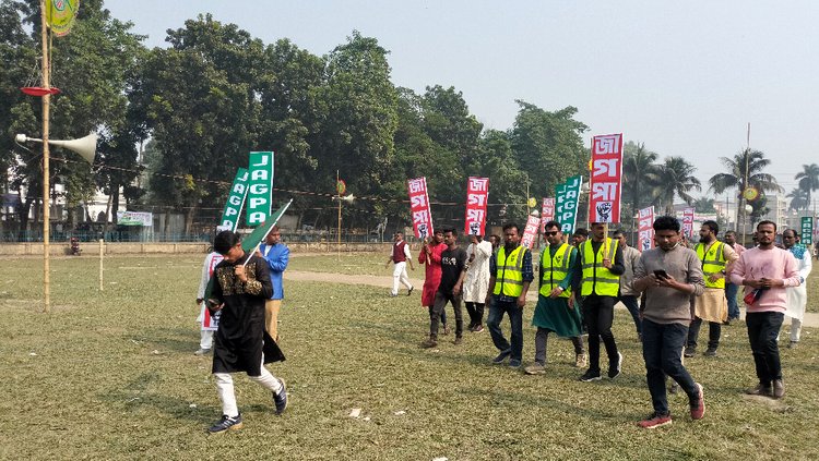 নেতা-কর্মীরা দলে দলে ব্যানার-ফেস্টুনসহ স্লোগান দিয়ে মাঠে প্রবেশ করছেন। ছবি: আজকের পত্রিকা