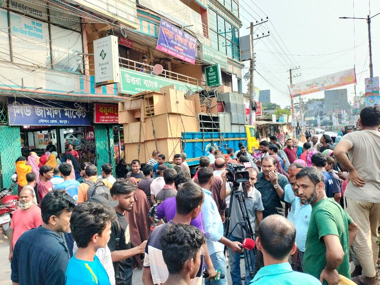 রংপুরে ফারইস্ট ইসলামী লাইফ ইনস্যুরেন্স কোম্পানি লিমিটেডের গ্রাহকদের সড়ক অবরোধ। ছবি: আজকের পত্রিকা