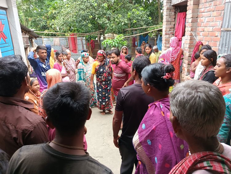 বাবা-শাশুড়ি-আত্মীয়স্বজনদের কান্নায় ভারী হয়ে ওঠে পরিবেশ। ছবি: আজকের পত্রিকা