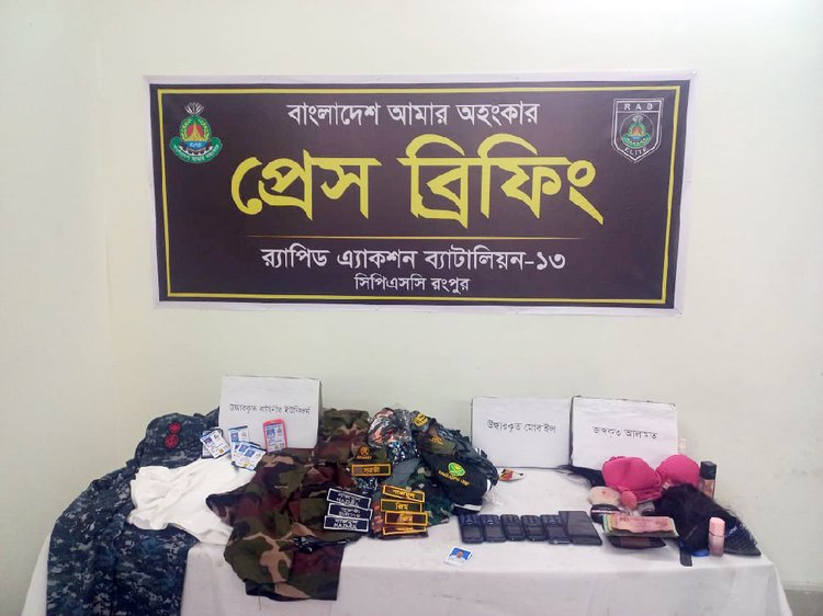 উদ্ধারকৃত সেনাবাহিনীর ইউনিফর্ম-কমব্যাট ড্রেস, কমব্যাট গেঞ্জি, ফিল্ড ক্যাপ, টাওয়াল, ট্রাউজার, নৌবাহিনীর ইউনিফর্ম ৩ নম্বর সাদা ড্রেস ও নেভি জার্সি ক্যাপ। ছবি: সংগৃহীত