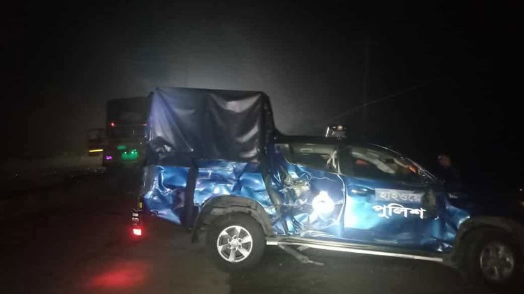 দাঁড়িয়ে থাকা একটি ট্রাক ও পুলিশের টহল গাড়িতে যাত্রীবাহী বাসের ধাক্কায় দুজন নিহত হয়। ছবি: আজকের পত্রিকা