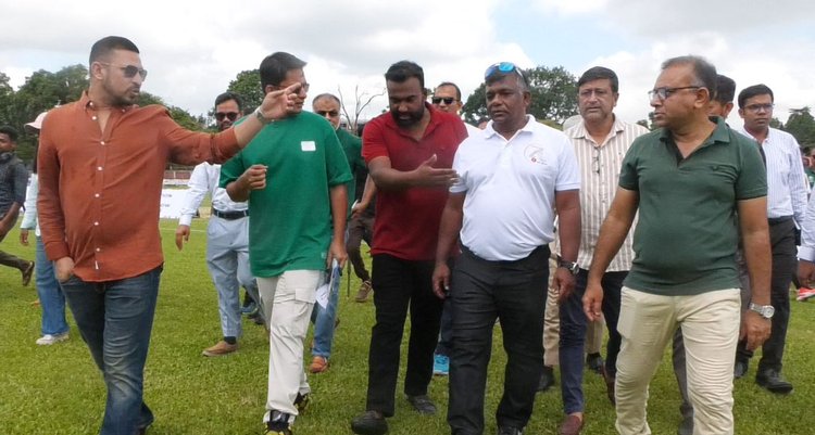 রংপুর ক্রিকেট গার্ডেনে স্থানীয় ক্রিকেটার ও ক্রীড়া-সংশ্লিষ্টদের সঙ্গে বিসিবি সভাপতির মতবিনিময়। ছবি: আজকের পত্রিকা