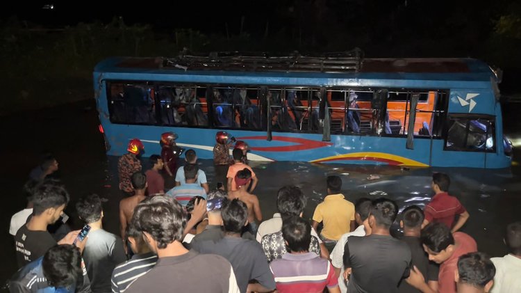 বাস ও হতাহতদের উদ্ধারে কাজ করে ফায়ার সার্ভিসের কর্মী ও স্থানীয় বাসিন্দারা। ছবি: আজকের পত্রিকা