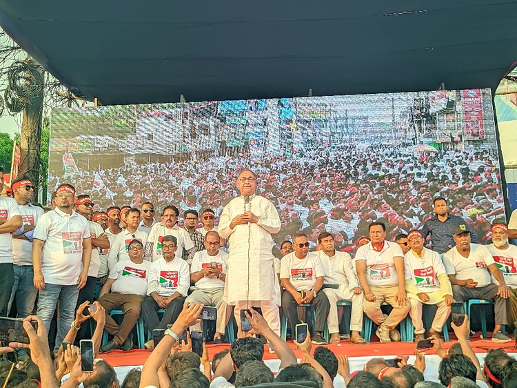 রংপুর মহানগরীর শাপলা চত্বরে গণপদযাত্রায় বক্তব্য দেন মির্জা আব্বাস। ছবি: আজকের পত্রিকা