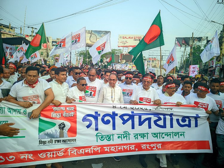 রংপুর মহানগরীর শাপলা চত্বরে গণপদযাত্রায় বক্তব্য দেন মির্জা আব্বাস। ছবি: আজকের পত্রিকা
