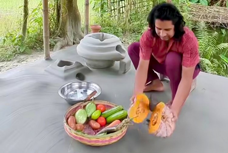 বাঁশের ডালায় কাঁচা লাউ, কাঁচা মরিচ, ধনেপাতা, পেঁয়াজ, রসুন ও পুকুর থেকে ধরা তাজা মাছ সাজিয়ে রান্নার প্রস্তুতি নাহিদের। ছবি: আজকের পত্রিকা