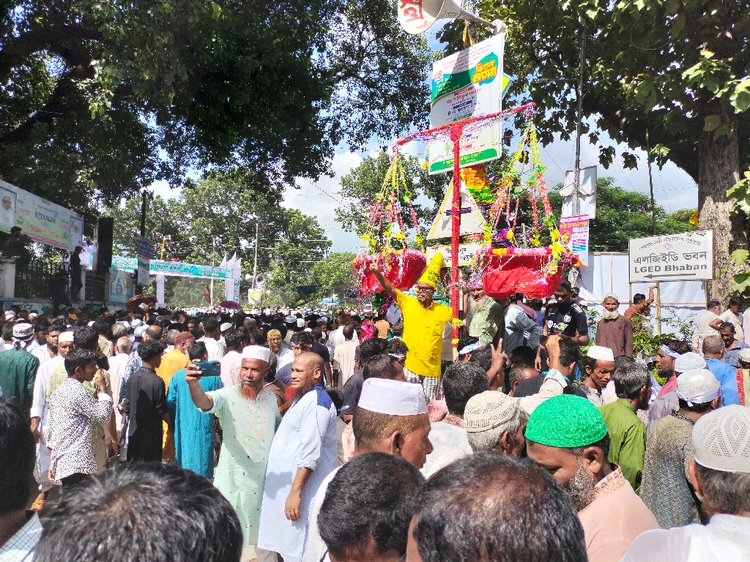 শুক্রবার দুপুর থেকে রংপুর জেলা স্কুল মাঠে ঢল নামে হাজারো মানুষের। কানায় কানায় পূর্ণ হয়ে ওঠে বাংলাদেশ জামায়াতে ইসলামীর মহাসমাবেশ। ছবি: আজকের পত্রিকা