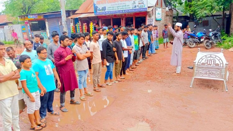 রংপুর সিটি করপোরেশনের জাহাজ কোম্পানি মোড় থেকে সাতমাথা পর্যন্ত প্রায় পাঁচ কিলোমিটার সড়ক সংস্কার না হওয়ায় প্রতিবাদে আজ রোববার দুপুরে প্রতীকী ‘গায়েবানা জানাজা’ কর্মসূচি পালন করে স্থানীয় বাসিন্দারা। ছবি: আজকের পত্রিকা