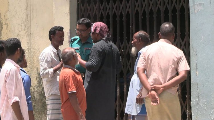 রংপুর মেডিকেল কলেজ হাসপাতালের মর্গ থেকে মরদেহ থেকে চোখ চুরির অভিযোগের বিষয়টি ছড়িয়ে পড়লে আজ বুধবার দুপুরে চাঞ্চল্যের সৃষ্টি হয়। আজ বুধবার দুপুরে মর্গের সামনে নিহতের স্বজনেরা জড়ো হন। ছবি: আজকের পত্রিকা