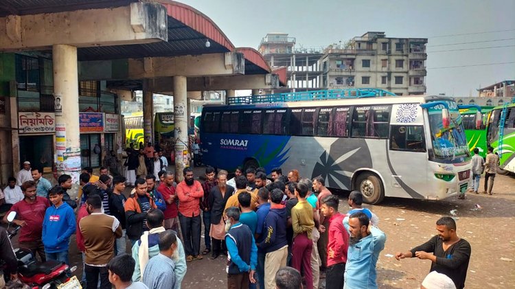 রূপাতলী বাস টার্মিনাল থেকে ছেড়ে যায়নি কোনো বাস। দুর্ভোগে পড়েছেন যাত্রীরা। ছবি: আজকের পত্রিকা